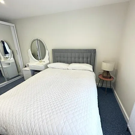 Newly Renovated Bedrooms Near Train And Bus Station London Exterior photo