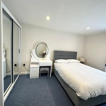 Newly Renovated Bedrooms Near Train And Bus Station London Exterior photo