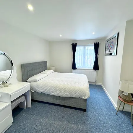 Newly Renovated Bedrooms Near Train And Bus Station London Exterior photo