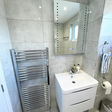 Newly Renovated Bedrooms Near Train And Bus Station London Exterior photo
