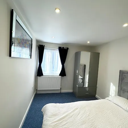 Newly Renovated Bedrooms Near Train And Bus Station London Exterior photo