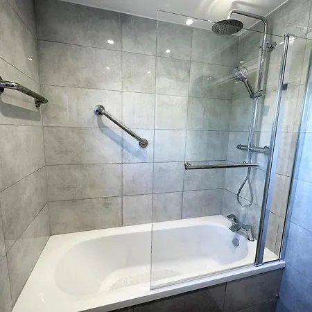 Newly Renovated Bedrooms Near Train And Bus Station London Exterior photo