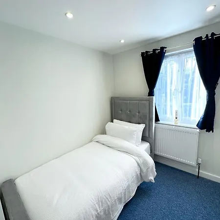 Newly Renovated Bedrooms Near Train And Bus Station London Exterior photo