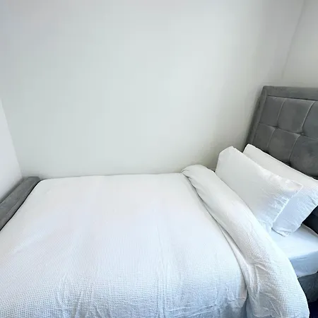 Newly Renovated Bedrooms Near Train And Bus Station London Exterior photo