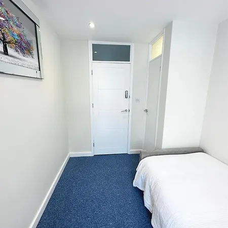 Newly Renovated Bedrooms Near Train And Bus Station London Exterior photo