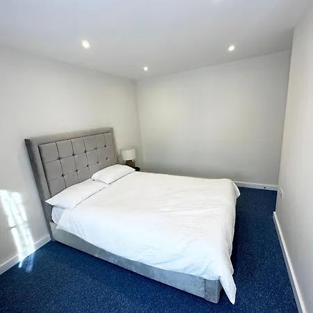 Newly Renovated Bedrooms Near Train And Bus Station London Exterior photo