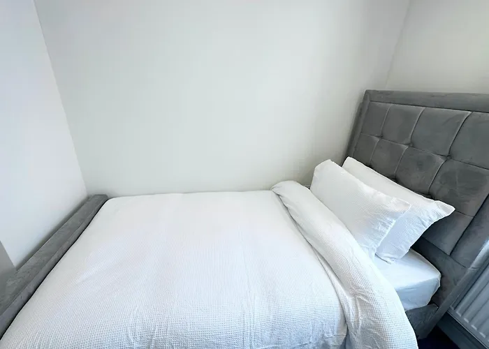 Newly Renovated Bedrooms Near Train And Bus Station