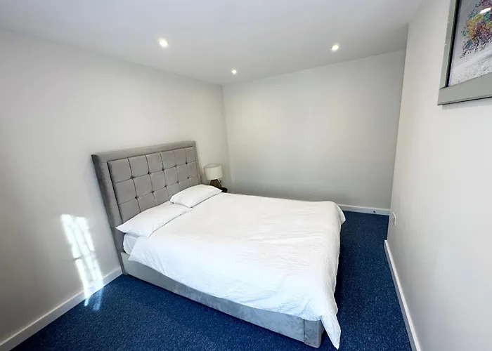 Newly Renovated Bedrooms Near Train And Bus Station